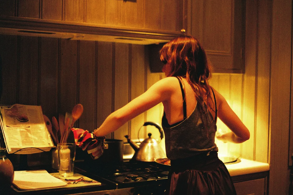 кухня ночью. готовка ночью. девушка у холодильника ночью. охотничьи блюда на костре. холодильник с едой.