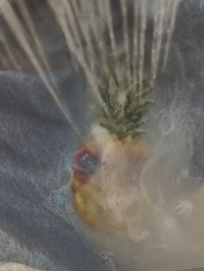 Смываю с джинсовых шорт водорастворимую канву