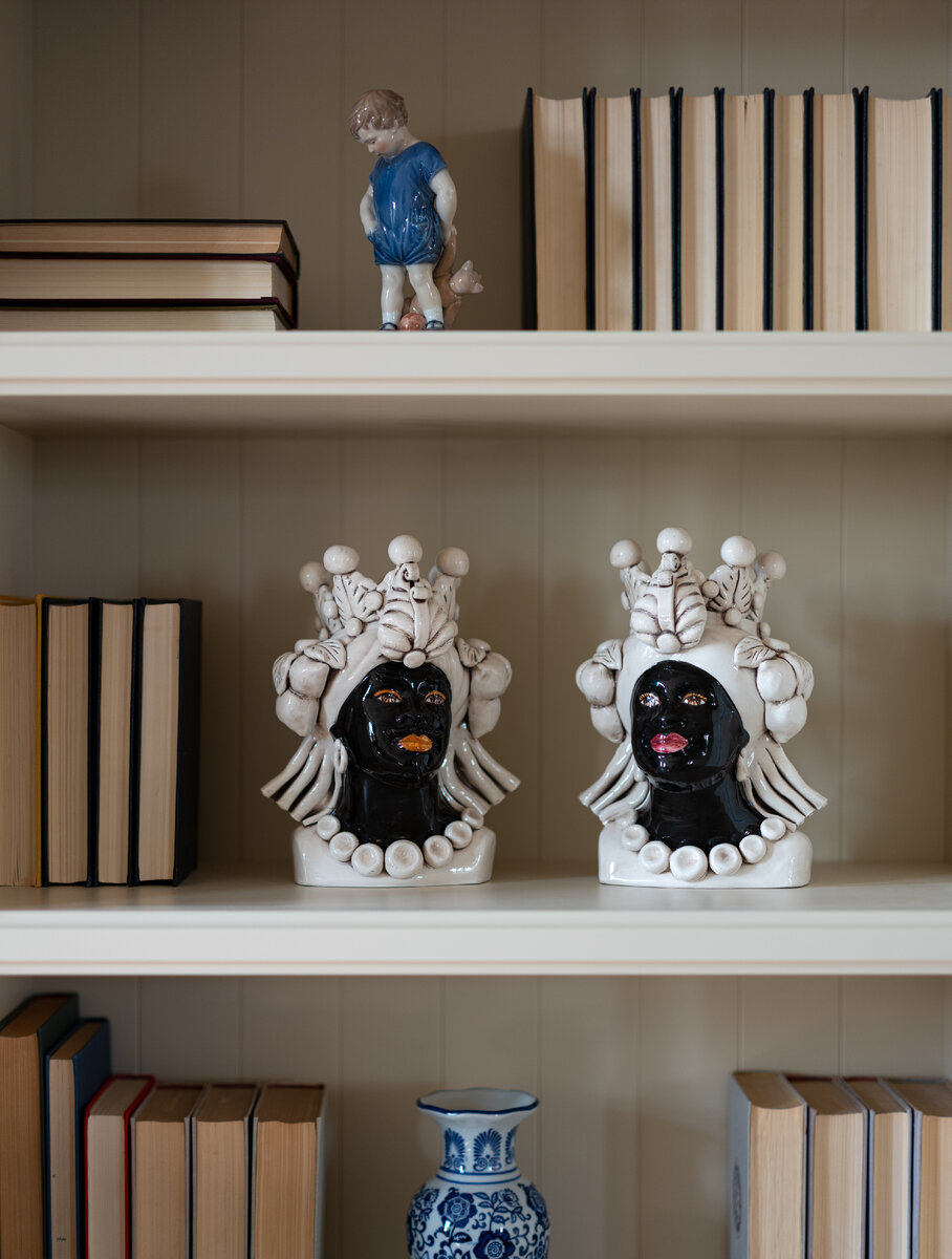 Стеллаж для книг сделан по дизайну Елены Дроботовой. На время съемки книжки повернули корешками наружу — это помогает приглушить цветовую палитру.