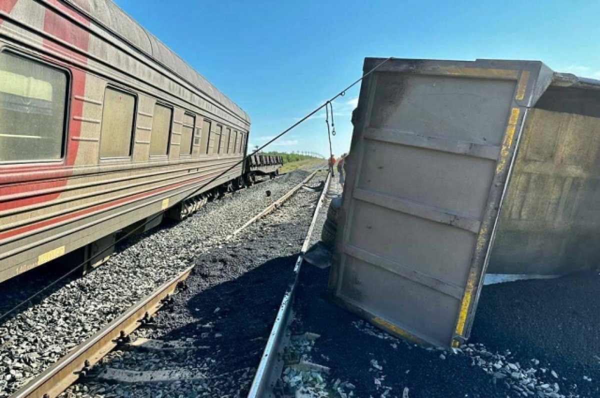    В Оренбуржье локомотив и вагон сошёл с рельсов после столкновения со Scania.