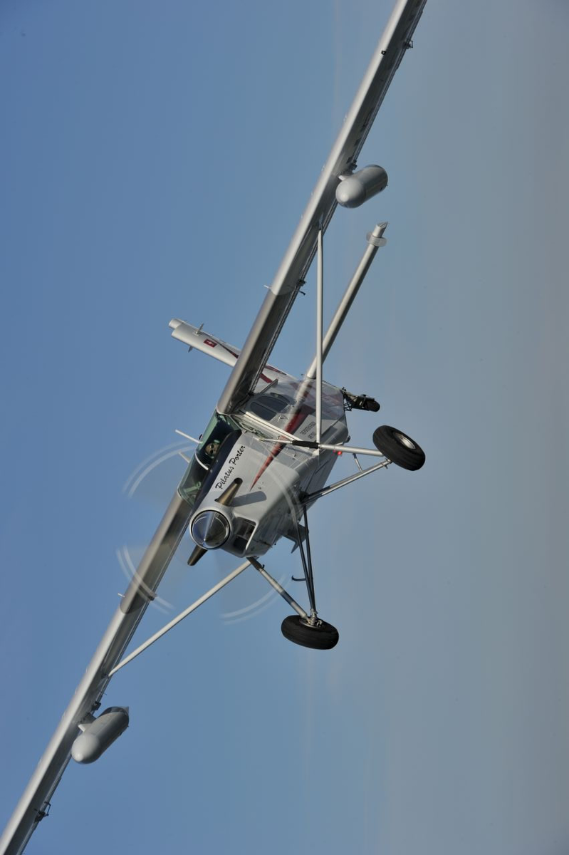 " Пилатус РТ-6 Портер"-- многофункциональный лёгкий самолёт производства Швейцарии.                Может всё! даже-быть штурмовиком и почти "застывать" в воздухе...