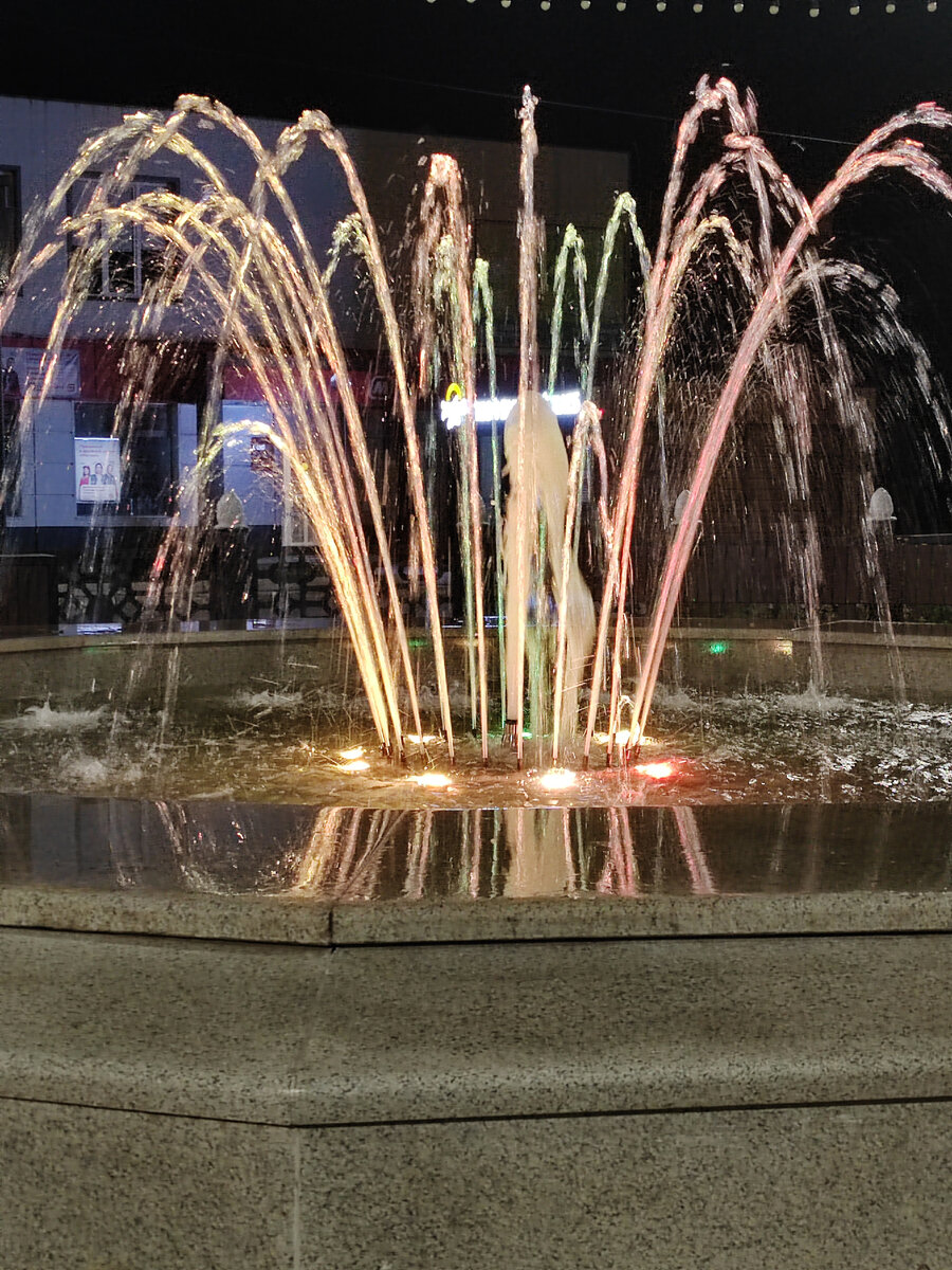 Светодиодный фонтан. Световой фонтан. Диодная подсветка фонтана. Светодиодный фонтан в городе. Разноцветный фонтан.