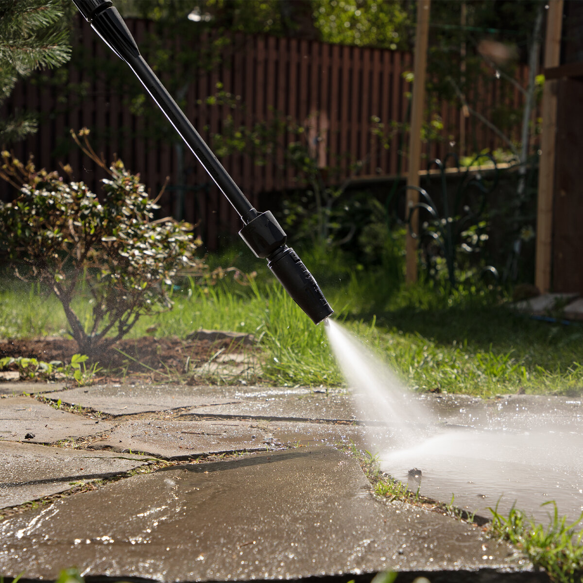 Первое, что приходит в голову, когда речь идет о мойке высокого давления, ‒ чистая машина. Но пригодится этот агрегат не только для мытья автомобиля.-3