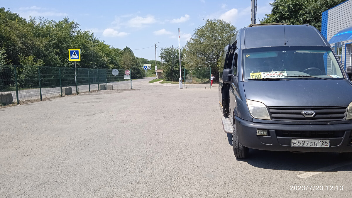 Маршрутка на стоянке в с. Кочубеевское (куда мы заезжали по плану)