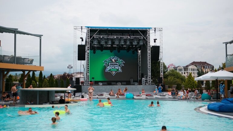    Фан-зона в бассейне.ХК «Сочи»