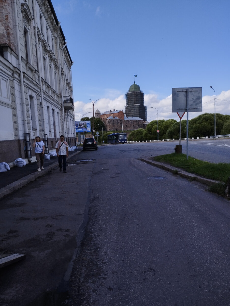 Замок в лесах. А сверху развивается флаг ВДВ. 