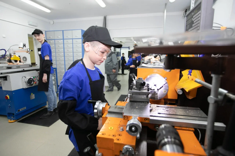    Президент России Владимир Путин подписал закон о трудовом воспитании школьников Кристина Просвиркина