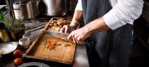 Каждый раз, когда я сую фартук на пояс, раскачиваюсь на кухне и начинаю создавать волшебство с помощью своих рук, я проникаюсь истинным наслаждением. Готовка - это мое любимое хобби, которое приносит мне радость и неизменно вдохновляет на новые кулинарные эксперименты. Знаете как радует приготовить дома что-то ресторанное, а твои домочадцы удивляются, а затем спрашивают "Как ты это сделал?". 