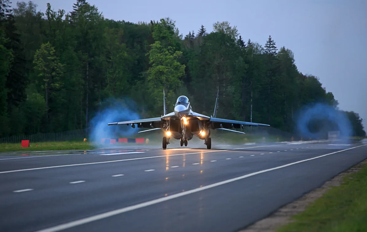 Автомобиль на взлетной полосе