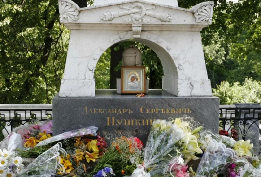 Где похоронен пушкин. Пушкинские горы могила Пушкина. Александр Сергеевич Пушкин могила. Могила Александра Пушкина. Могила Пушкина в Святогорском