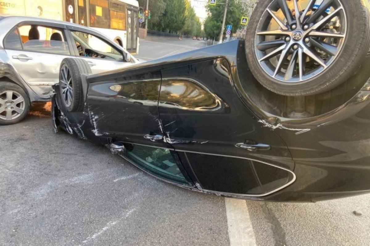    В центре Волгограда перевернувшаяся Toyota перекрыла движение на пр. Ленина
