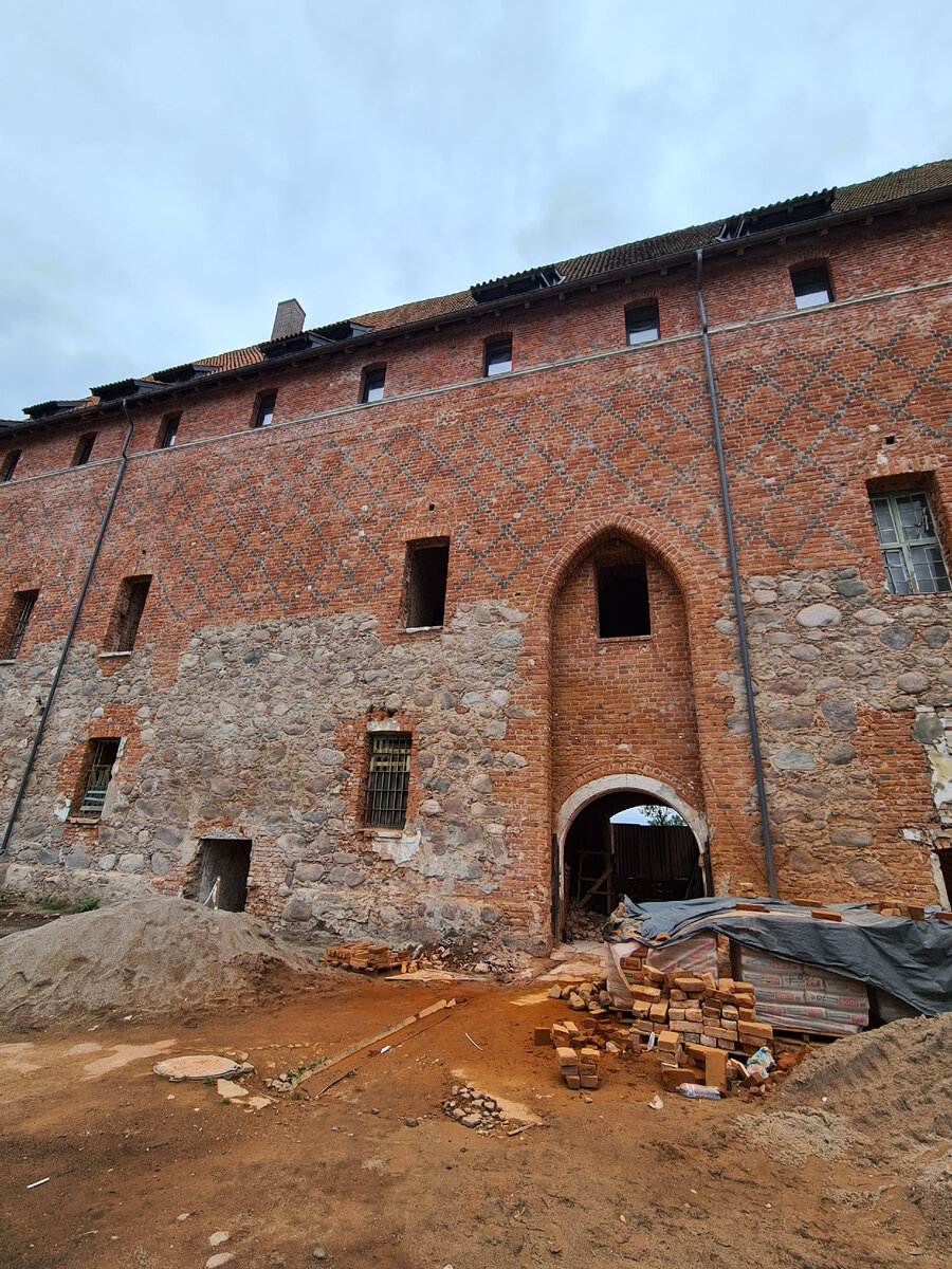 К настоящему времени от средневекового комплекса сооружений замка Тапиау сохранились в перестроенном виде северо-западный флигель и часть подвальных помещений восточного флигеля. Кстати, узор на стенах замка полностью аутентичный, с рыцарских времен.