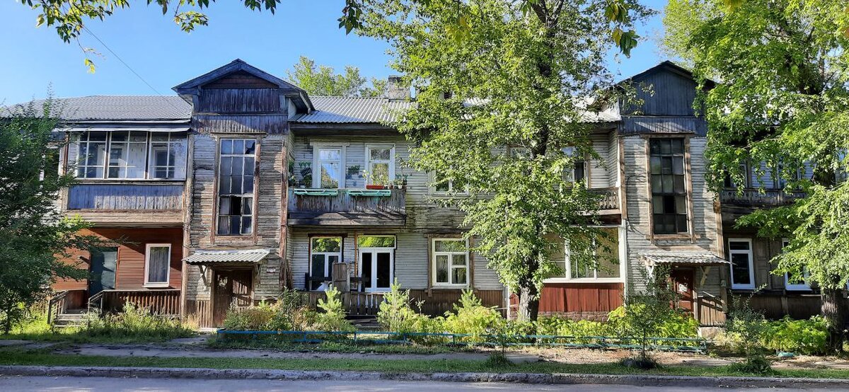 В Иркутске полно старинных домов.