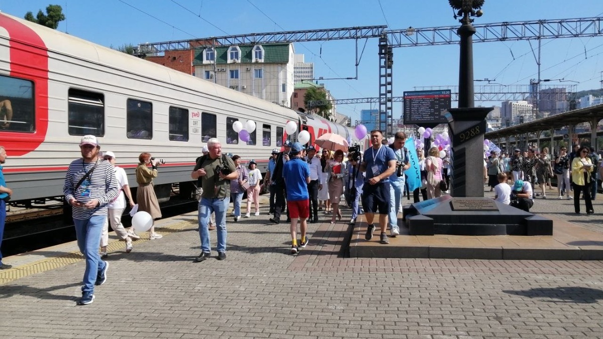     Сегодня рано утром во Владивосток прибыли участники первого гибридного фестиваля «Книжные маяки Владивостока» (0+) — и привёз их уникальный «Книжный поезд», стартовавший в Санкт-Петербурге и проделавший огромный путь через всю Россию.