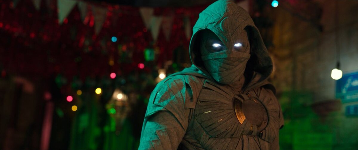 Оскар Айзек усиленно тренировался для постановки боевых сцен, но в итоге ни одна сцена с Лунным рыцарем не обошлась без графики. Хотя бы уже по той причине, что современные кинематографисты поняли, что плащ - та её заморочка для хореографа.