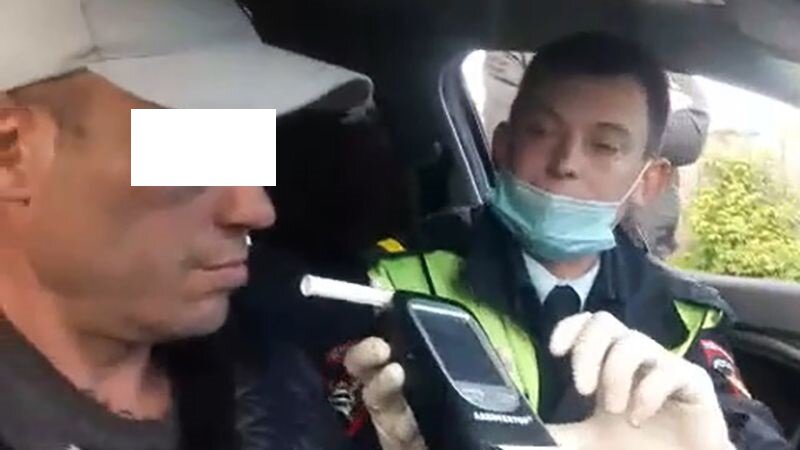 "Не, начальник, не буду я дуть в твою трубку! Что я, насос, что ли?"