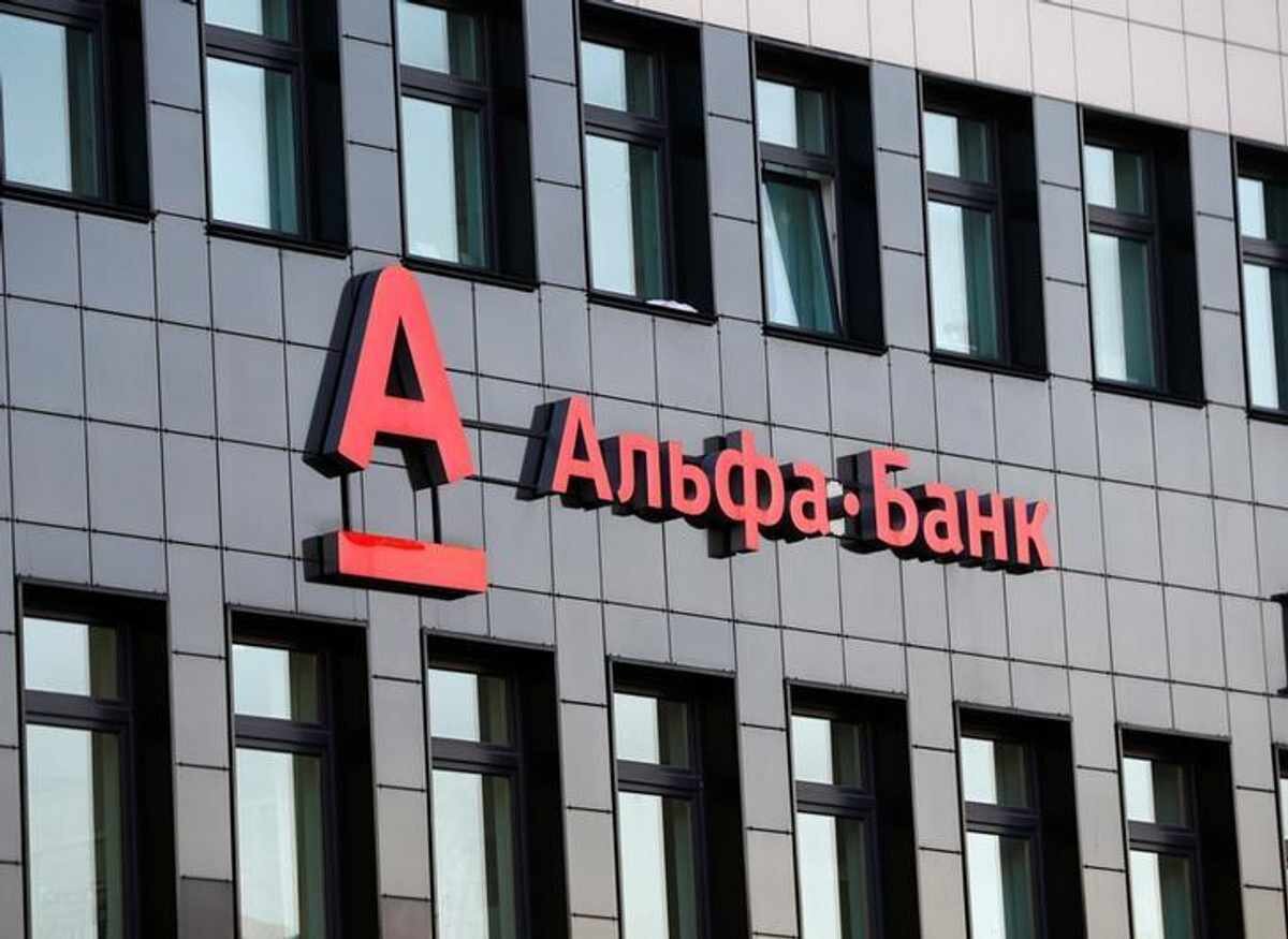 Альфа-банк считается одним из крупнейших отечественных частных банков в России. Он занял первое место в Топ-50 банков России.