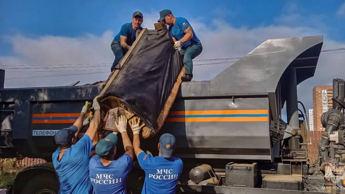     Приморский край этим летом довольно сильно пострадал от бушующих тайфунов и циклонов на его территории. Однако оперативные службы всеми силами помогали и помогают людям бороться с последствиями непогоды. Жители Уссурийска даже поблагодарили сотрудников МЧС за их работу.