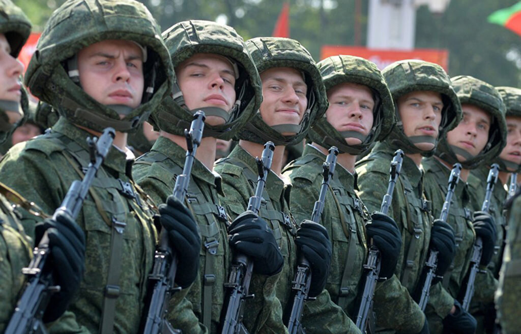 На Украине в Верховную раду внесли законопроект, который предусматривают оплату обучения студентам в обмен на службу в армии по собственному желанию. Документ опубликован на сайте парламенте. Автором законопроекта является член фракции правящей партии «Слуга народа» Георгий Мазурашу.

В пояснительной записке говорится, что в случае принятия закона он может поспособствовать притоку людей в вооруженные силы, поскольку «учащиеся на платной основе граждане могут по собственному желанию давать согласие на призыв на военную службу во время мобилизации и получить за это дополнительный бонус от государства посредством обеспечения безвозмездности получения соответствующего образования».

«Это реалистичный, мудрый и прагматический подход, который неизбежно даст комплексный положительный эффект и позволит быть сильнее в противостоянии против агрессии», — говорится в документе.


