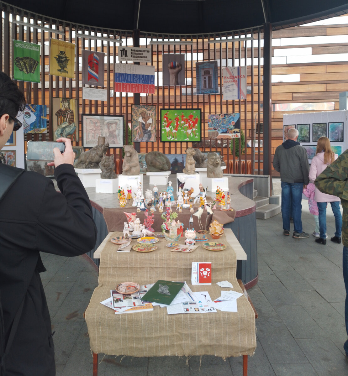 Нашему городу -877, но он  как всегда молод, красив, хорош собой, да ещё в в полном расцвете сил, радует своих жителей и гостей, историческими  памятниками, итересными музеями, замечательными...-17