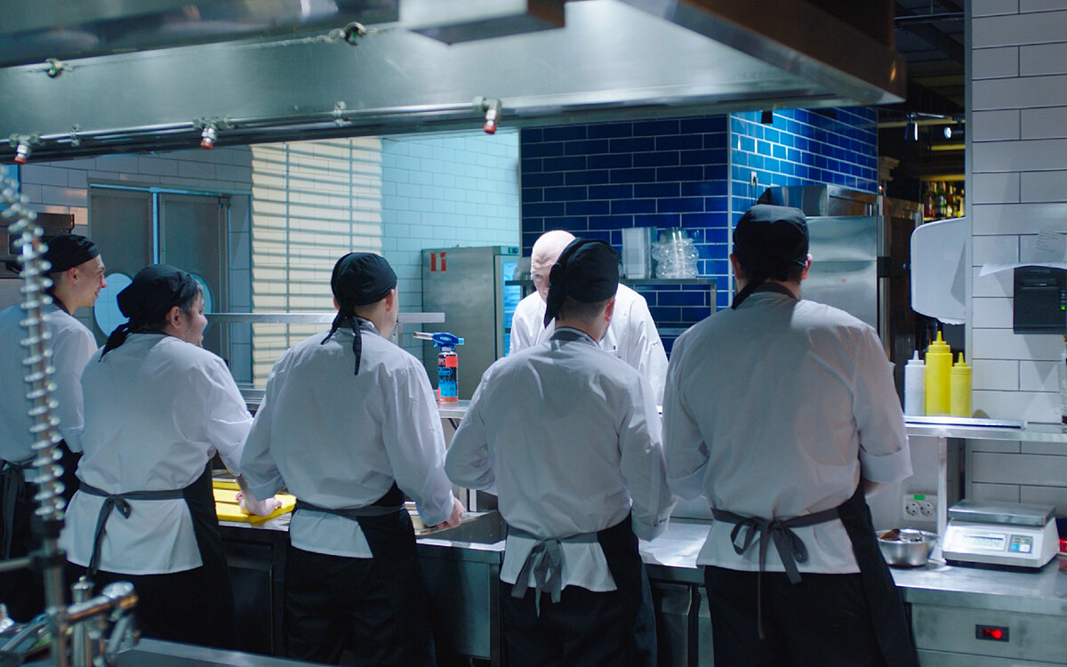 В ресторанах России острая нехватка кадров и повышением зарплат эту ...