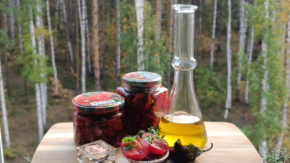 Вяленые помидоры к зимнему завтраку готовы. Фото автора