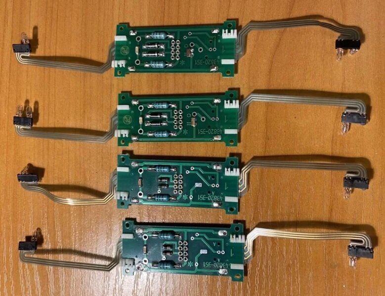 Платы от моделей М62 Roco со шлейфами и лампочками головного света. Хотя это платы от конкретной модели, их можно назвать универсальными, так как они по своим характеристикам применимы для широкого круга моделей (в первую очередь собранных из китов)