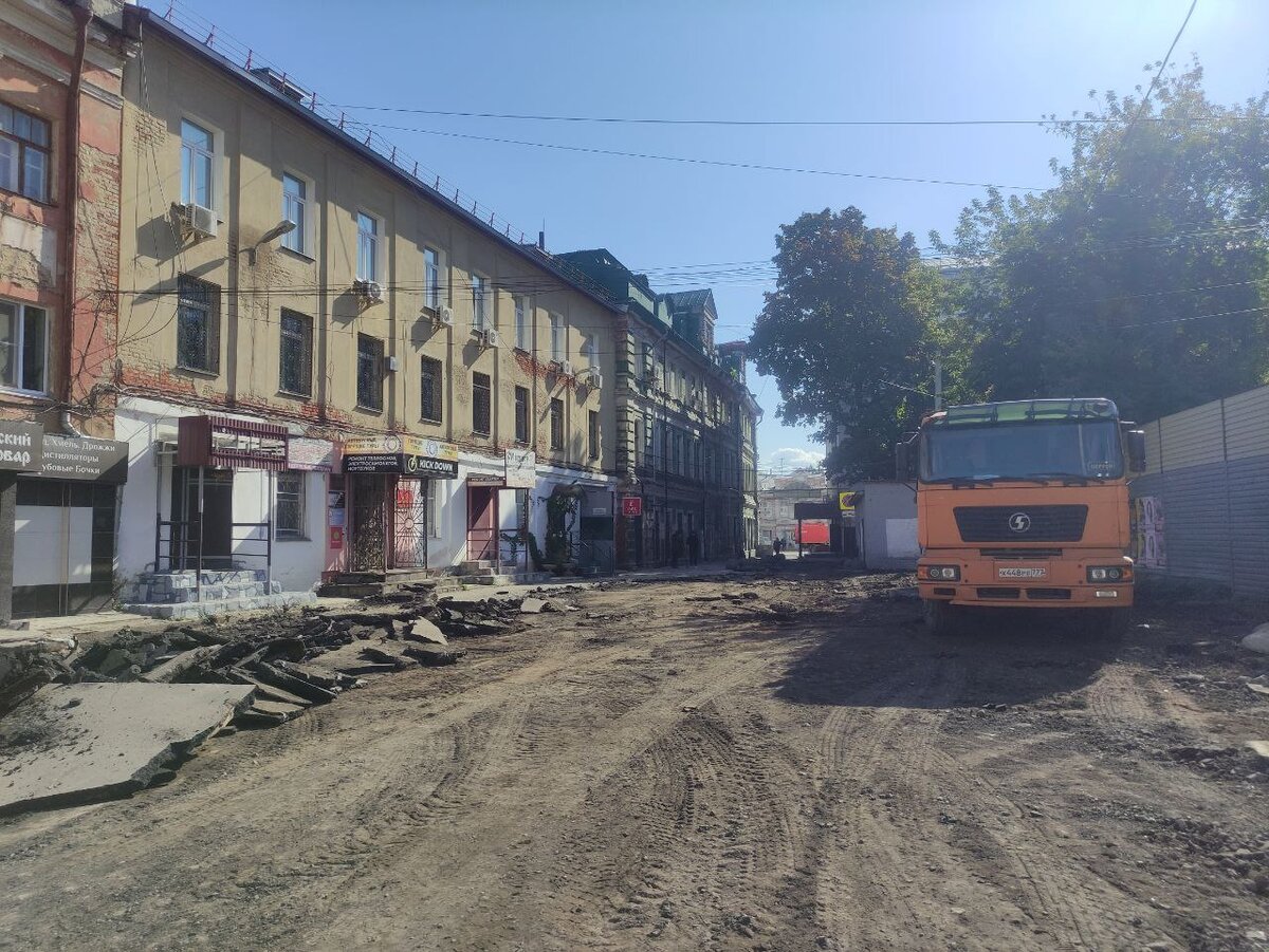 В Туле началось обустройство сквера в Учетном переулке. Раньше здесь была парковка напротив «Октавы». Новое пространство объединит проспект Ленина и территорию кластера.