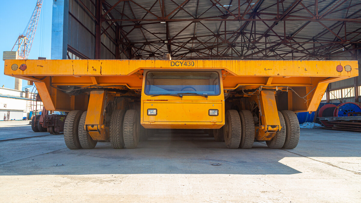 Транспортер DCY430. Вид спереди