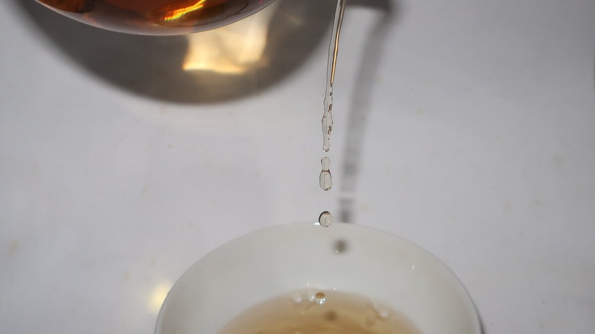 "Усы белого тигра", прессованный в 100-граммовую плитку белый китайский чай урожая 2015 года (прессовка - 2021 год), из ассортимента Чайного Клуба "Сухэсюань" (Новая Москва).