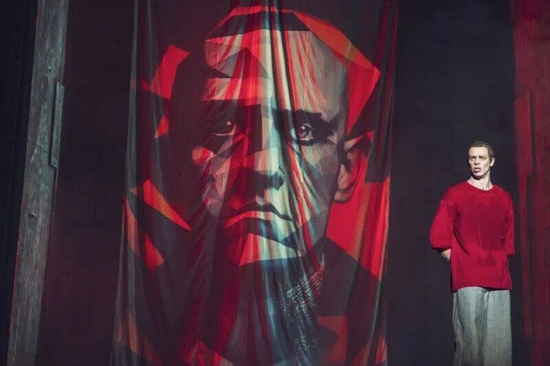 Сцены из спектакля «Маяковский»