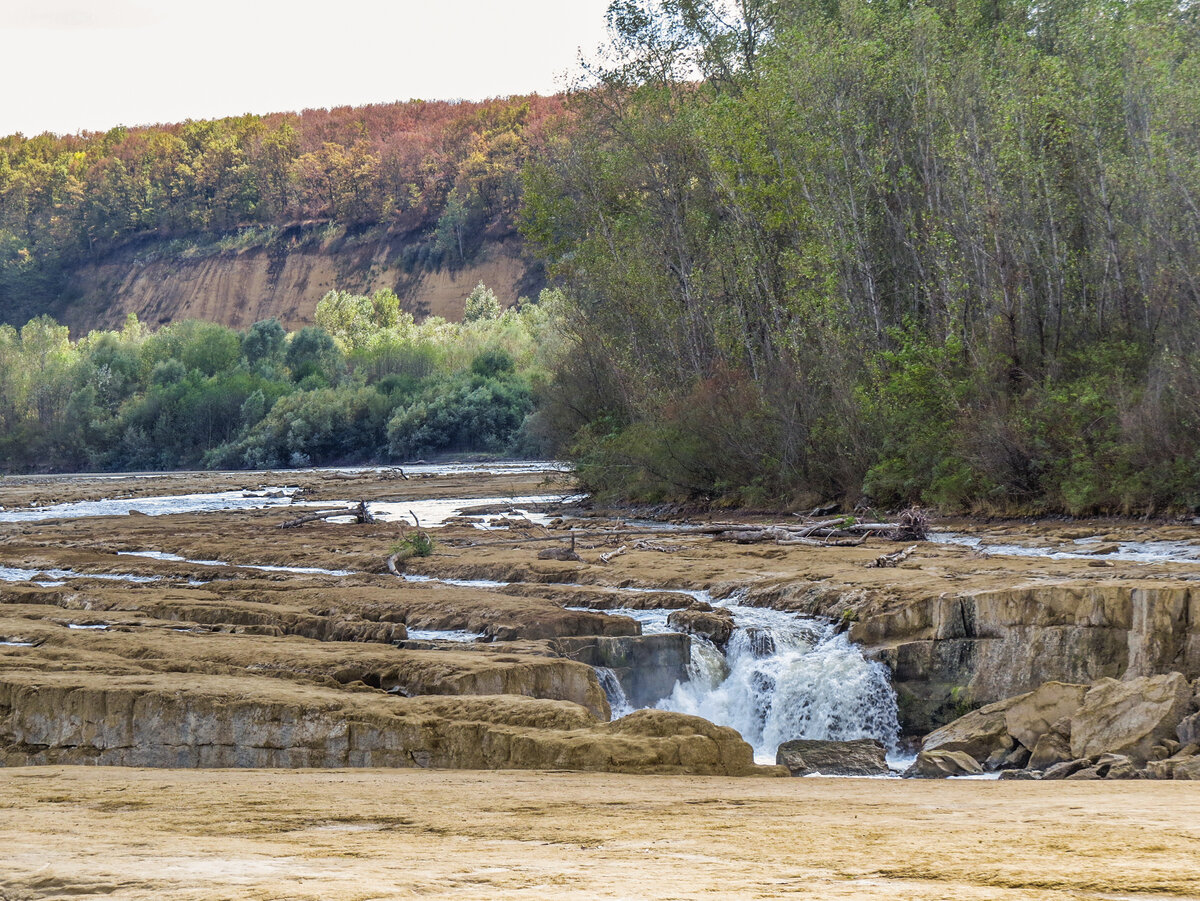 Водопад на реке белой