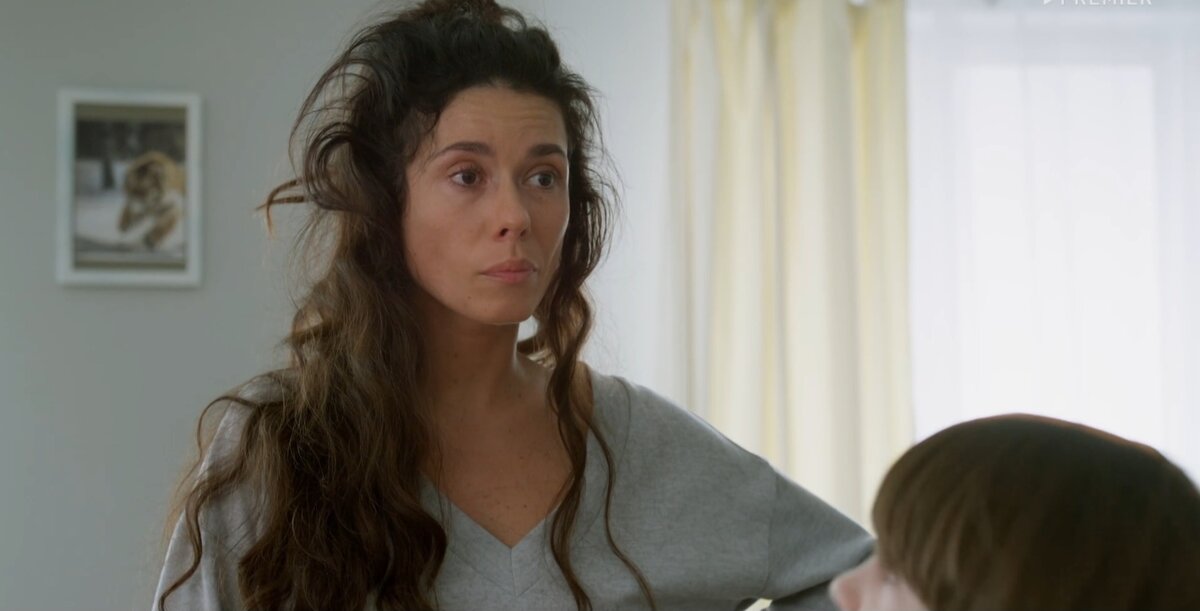 Актрису хорошо загримировали "под депрессию", к концу второй серии Яся уже выглядит привычно для зрителей. Кадр из сериала "Иванько"