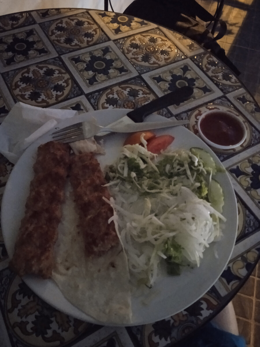 Лаваш и люля-кебаб тоже из ресторана "Армения". Даже выглядит вкусняво, уверена так и есть))