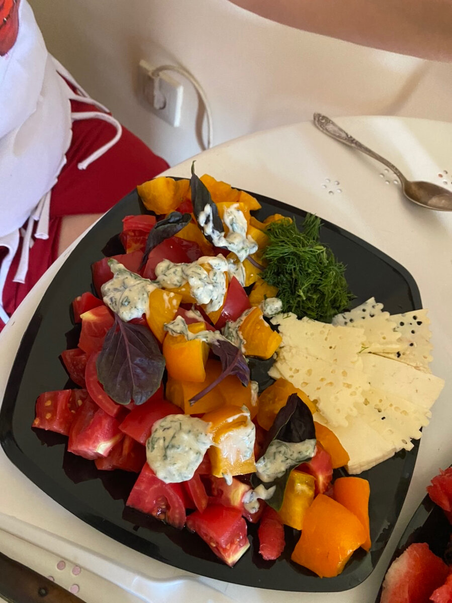 Мое любимое блюдо. Краснодарские помидоры, сыр и базилик