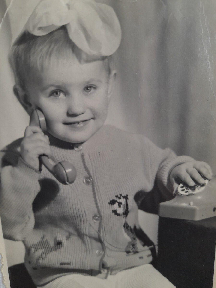 Ваенга. Лучше не скажешь "Девочка моя слёзы не вода, слёзы солоны...Не плачь девочка, не плачь, послушай папу он как прежде прав, ни кто тебя не любит так как он ни кто... ни кто не пожалеет и простит тебя за всё..." 