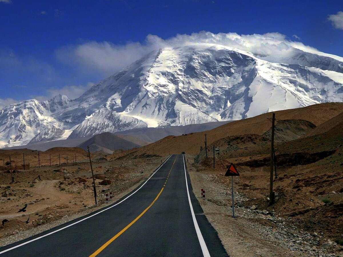 Area near. Каракорумское шоссе в Пакистане. Каракорумское шоссе Пакистан Китай. Каракорум (Горная система). Пакистан горы Каракорум.