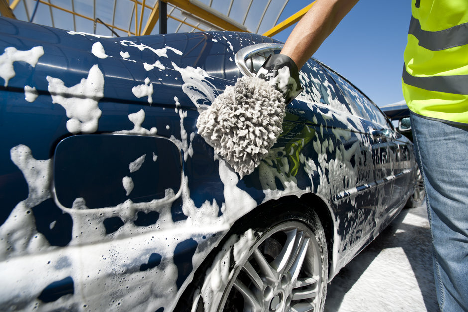 Как и чем самостоятельно помыть автомобиль в домашних условиях