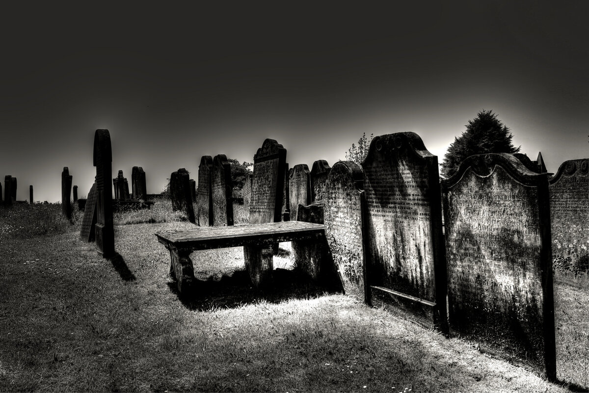 Кладбище ночь истории. Готическое кладбище. Мусульманские кладбища ночью. Кладбище темное.