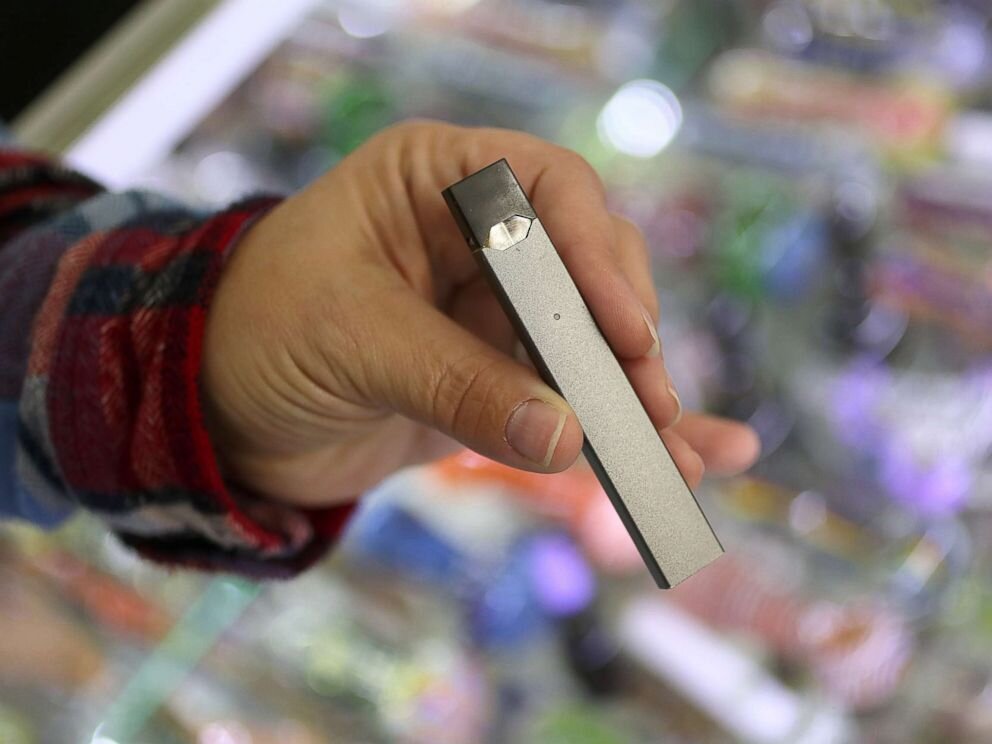 Электронная сигарета Juul представлена ​​на продажу в магазине Smoke Shop Fast Eddie в районе Allston в Бостоне, 15 ноября 2017 года.