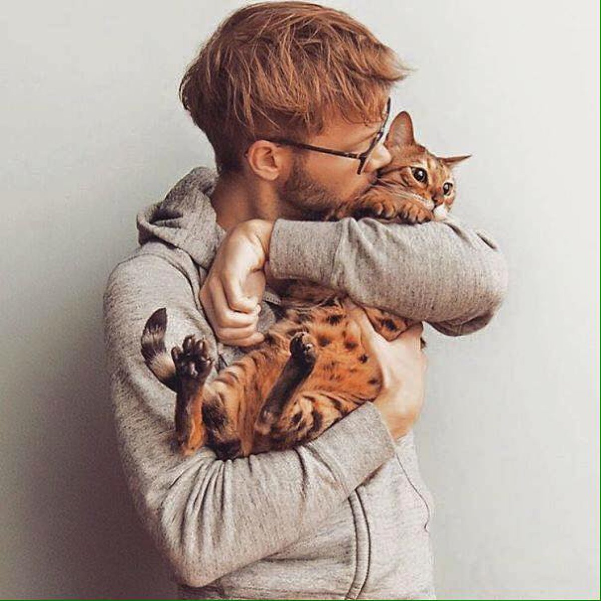 Включи котик люди. Кошка мальчик. Мужчина с котом. Парень с котенком. Фотосессия с котом.