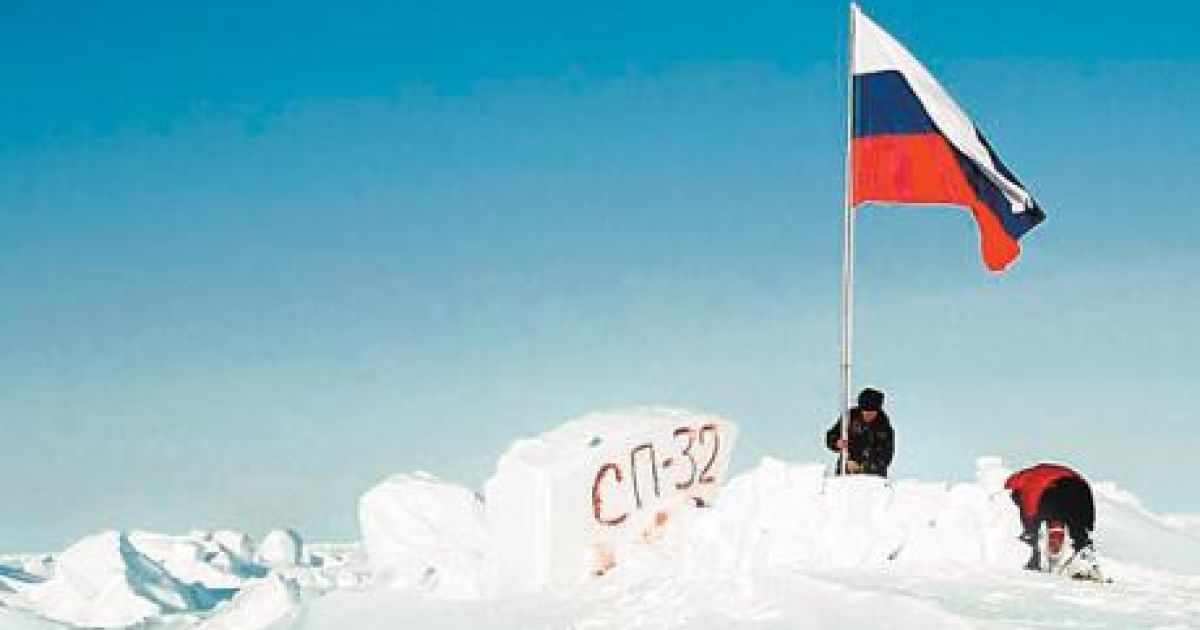 Российский флаг на Северном Полюсе