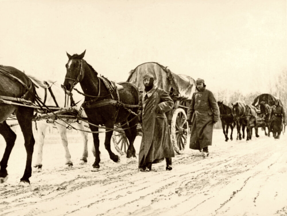 Немецкий обоз на заснеженной дороге.