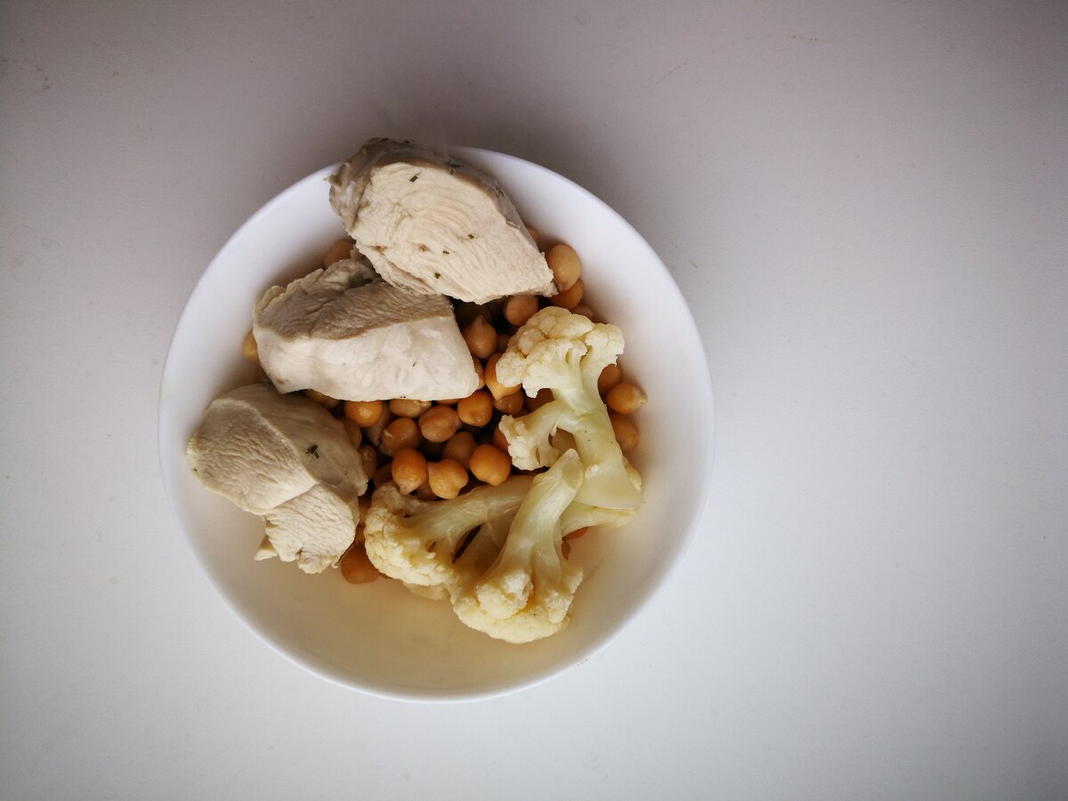 Отличный вариант обеда или ужина - нут, цветная капуста, вареное куриное филе