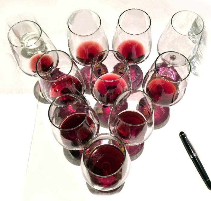 Пино Нуар - прелюбопытный сорт. Вина из него более лёгкие, утончённые, менее танинные, пьются легче и способны освежать. Пино Нуар является 10-м самым популярным сортом винограда в мире.
