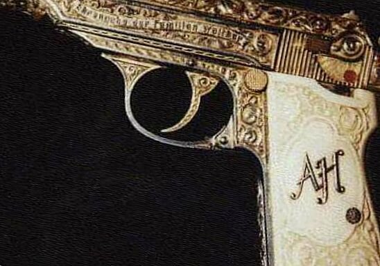 
Покрытый золотом 7,65-мм Вальтер, вероятно, никогда не лежавший в кобуре, принадлежал самому отвратительному лидеру в нашей истории. Однако был продан на аукционе за $114,000 неизвестному покупателю. С тех пор владелец менялся несколько раз, и скорее всего, этот пистолет принес миллионы на своей перепродаже. Узнайте 10 интересных фактов об Адольфе Гитлере.