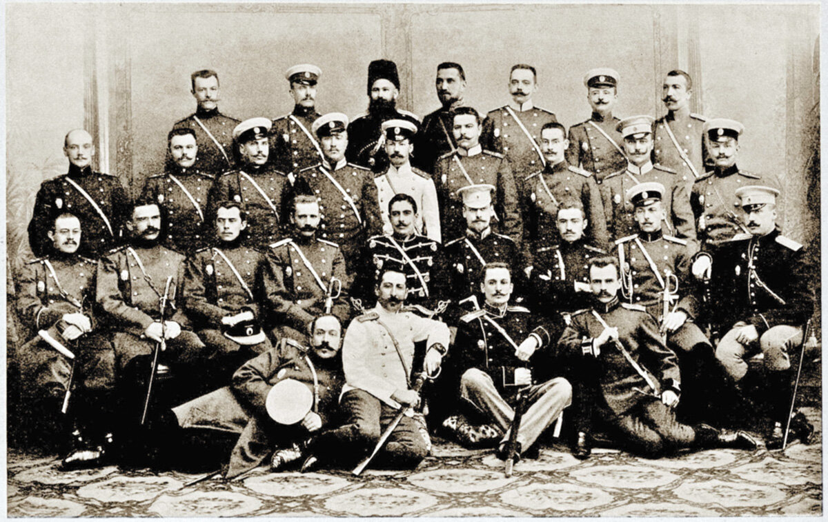 Офицеры, окончившие Николаевскую академию в 1904 году и командированные в распоряжение наместника на Дальнем Востоке. С.Л. Марков во втором ряду третий cправа