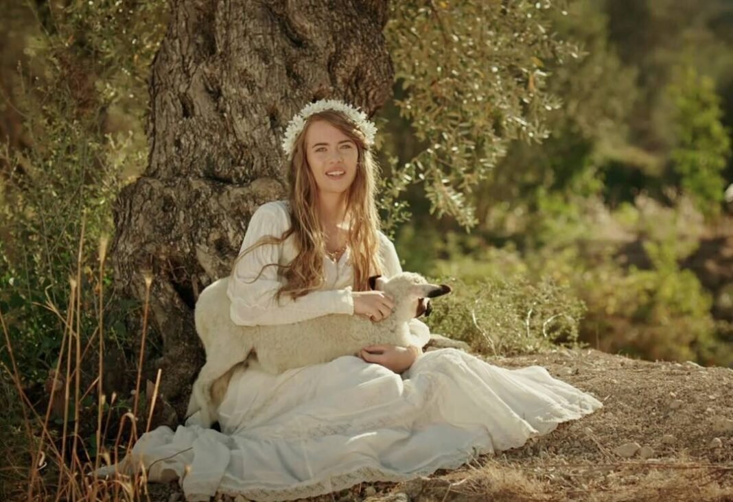 Актриса в роли юной Кесем, кадр из сериала "Империя Кесем", изображение взято с открытого источника в интернете, с сайта:http://allsisters.ru/dosug/samye-krasivye-aktrisy-seriala-imperiya-kyosem-chast-1/