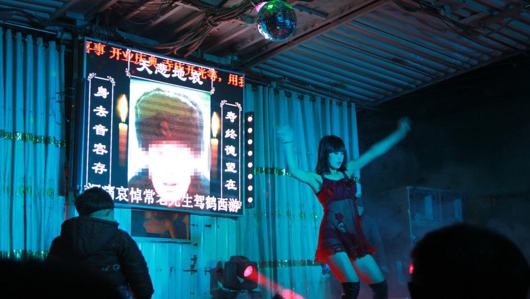 Стриптиз на похоронах — частая практика в Китае. Фото: Getty Images/VCG/VCG