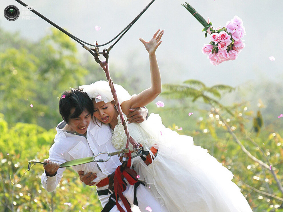  Они проводят этот день особенно, организовывая экстремальный праздник, который своей необычностью впечатляет всех.